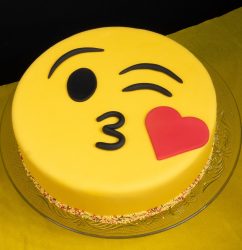 Emoji-Kissing-Cake.jpg